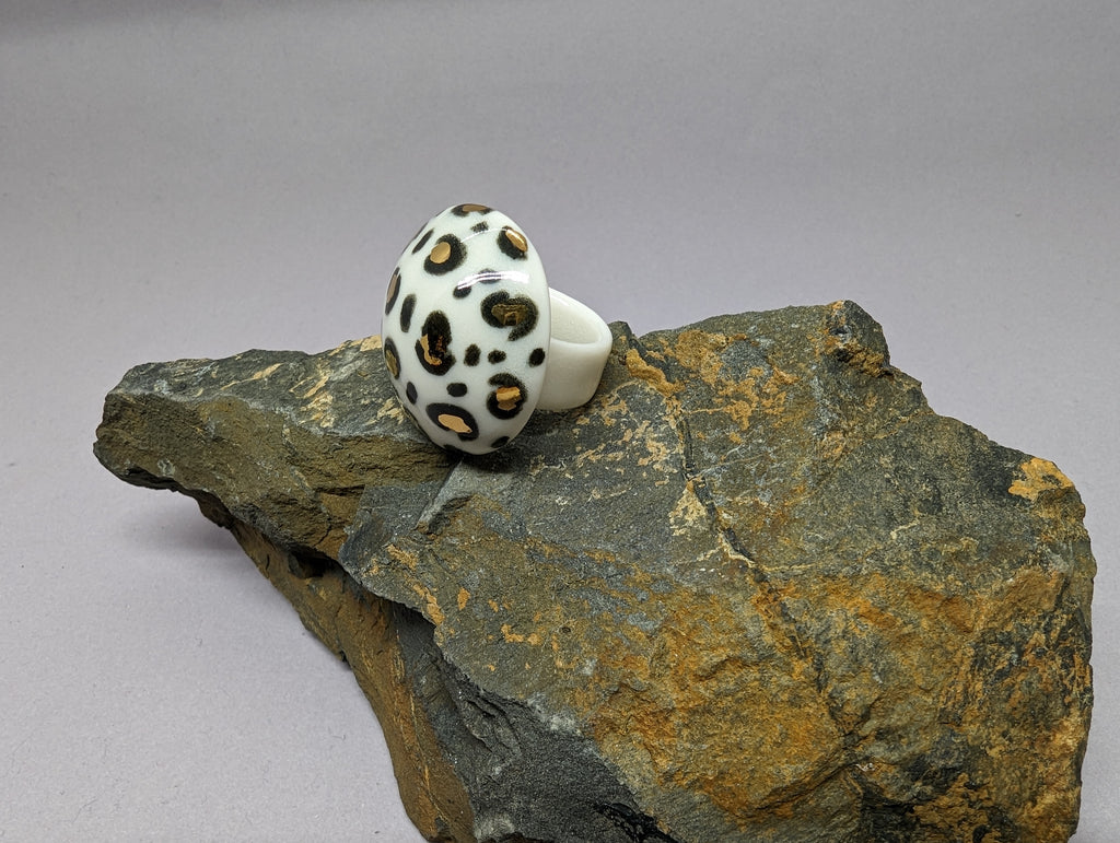 Porcelain leopard ring Size N1/2